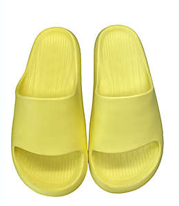 Sandalias M de EVA Simply Essential™ color amarillo, talla 24-25