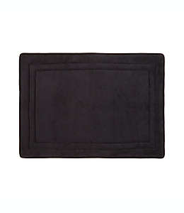 Tapete para baño de poliéster Simply Essential™ color negro esmoquin de 43.18 x 60.96 cm