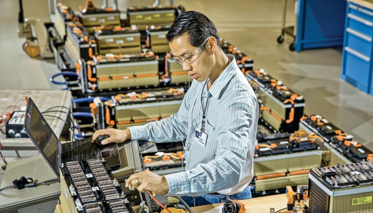 GM Expands Michigan Battery Laboratory