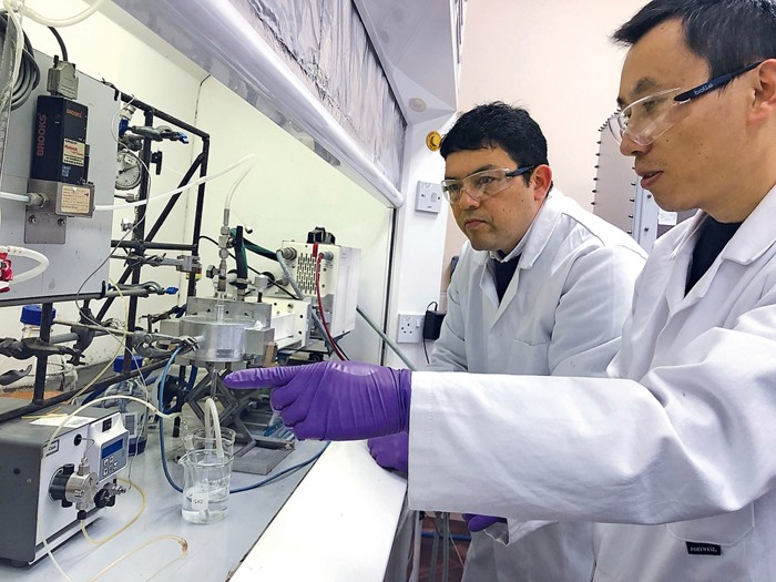 Method converts petroleum to hydrogen and produces little CO 2