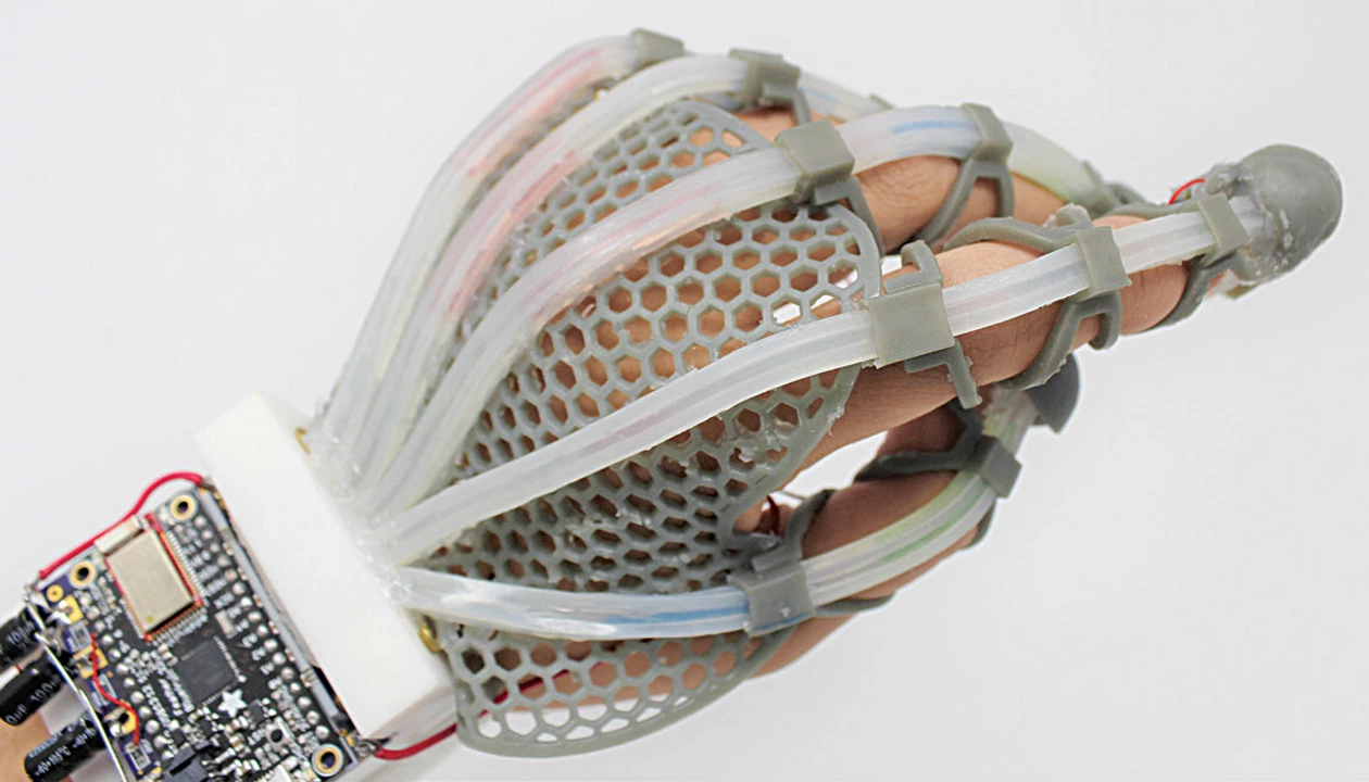 Stretchable fiber-optic sensors use light and color to detect ...