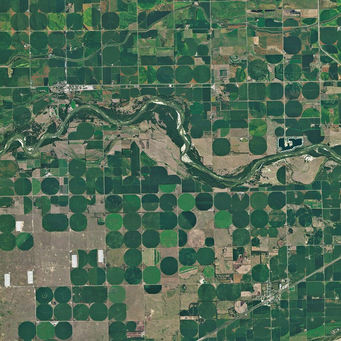 Uma imagem de satélite de campos agrícolas irrigados por pivô.