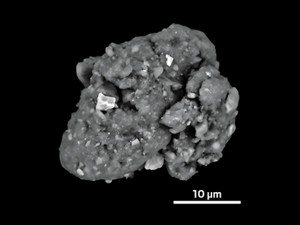 A microscopic image of a tire particle. There is a measuring bar of 10 μm.