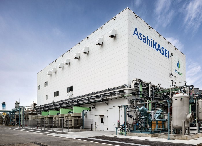 A big white factory building that houses Asahi Kaseis new electrolyzers. The building says 