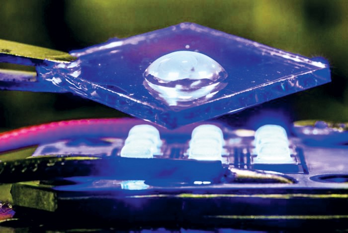 La luce e l’aria migliorano la conduttività dei semiconduttori polimerici