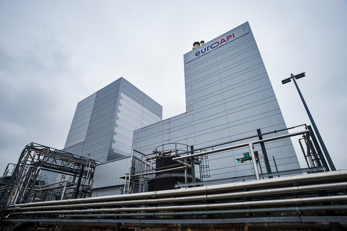 Uma instalação química farmacêutica que se parece com duas torres de Lego.