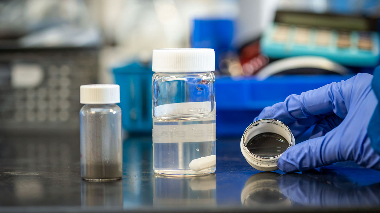 New ‘glue’ makes batteries simple and sustainable from cradle to grave
