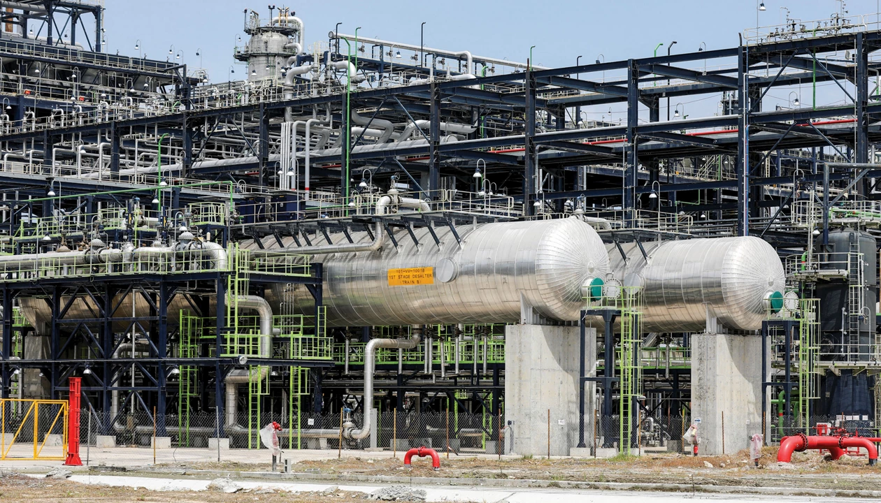 https://s7d1.scene7.com/is/image/CENODS/Nigeria-s-huge-Dangote-refinery-and-polypropylene-plant---289998-1%3AWidescreen?%24responsive%24=&fmt=webp&qlt=90%2C0&resMode=sharp2