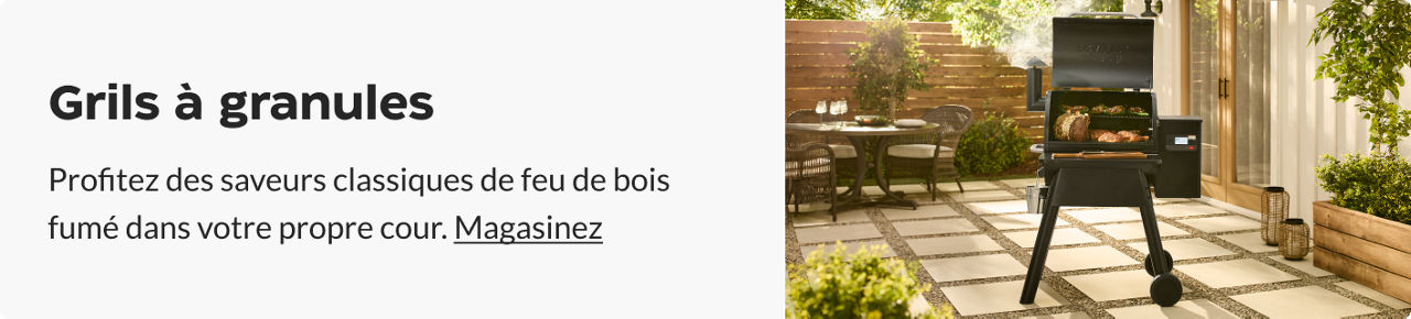 Un barbecue à granules de bois Master Chef qui fait fumer des côtes levées sur une terrasse en pierre.