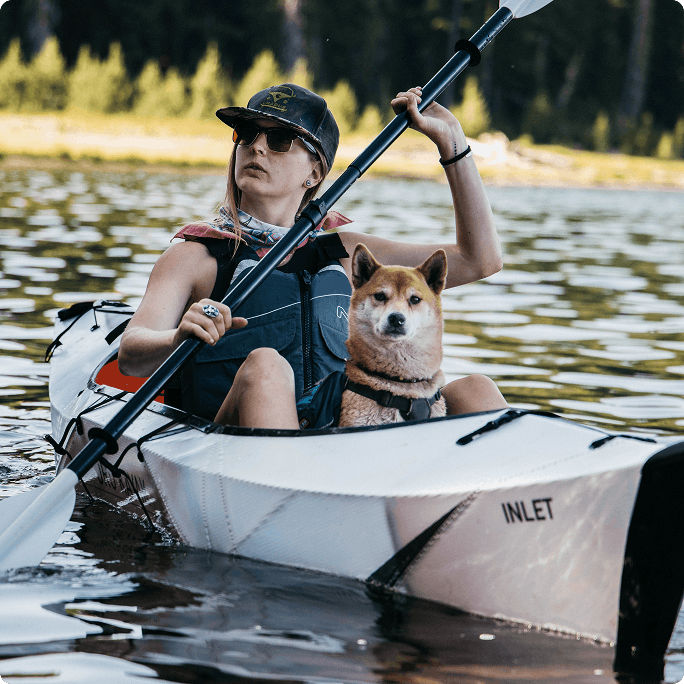 Magasinez des canots et kayaks.