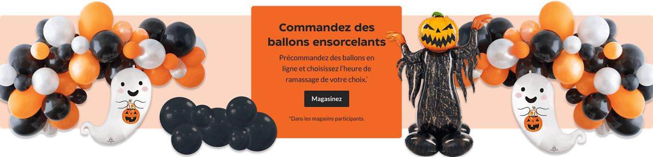 Un ballon en forme de citrouille et un ballon en forme de fantôme brillant, entourés d’une guirlande dotée de ballons noirs, orange et blancs.