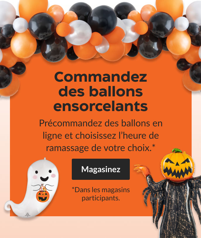 Un ballon en forme de citrouille et un ballon en forme de fantôme brillant, entourés d’une guirlande dotée de ballons noirs, orange et blancs.