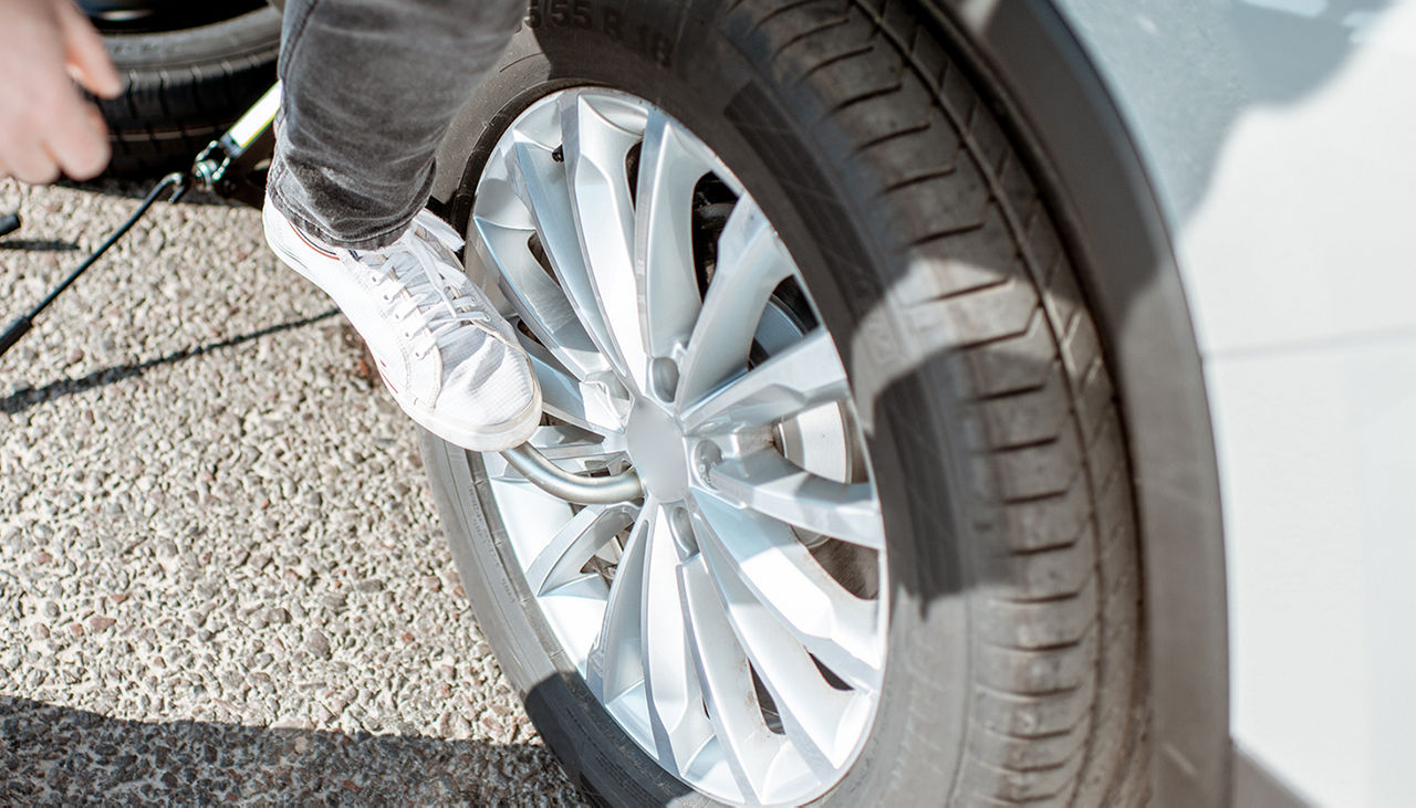 Étape 7 – Abaissez la voiture et serrez complètement les écrous de roue
