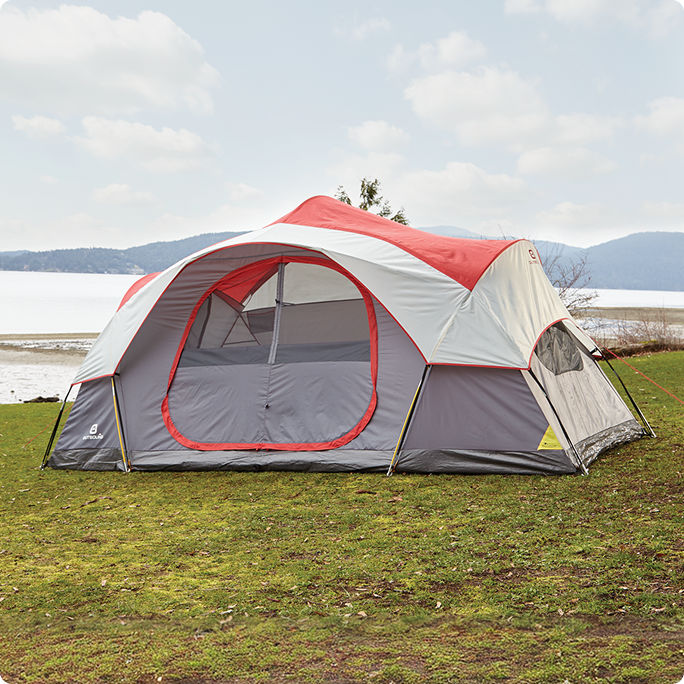 Magasinez des articles de camping. 
