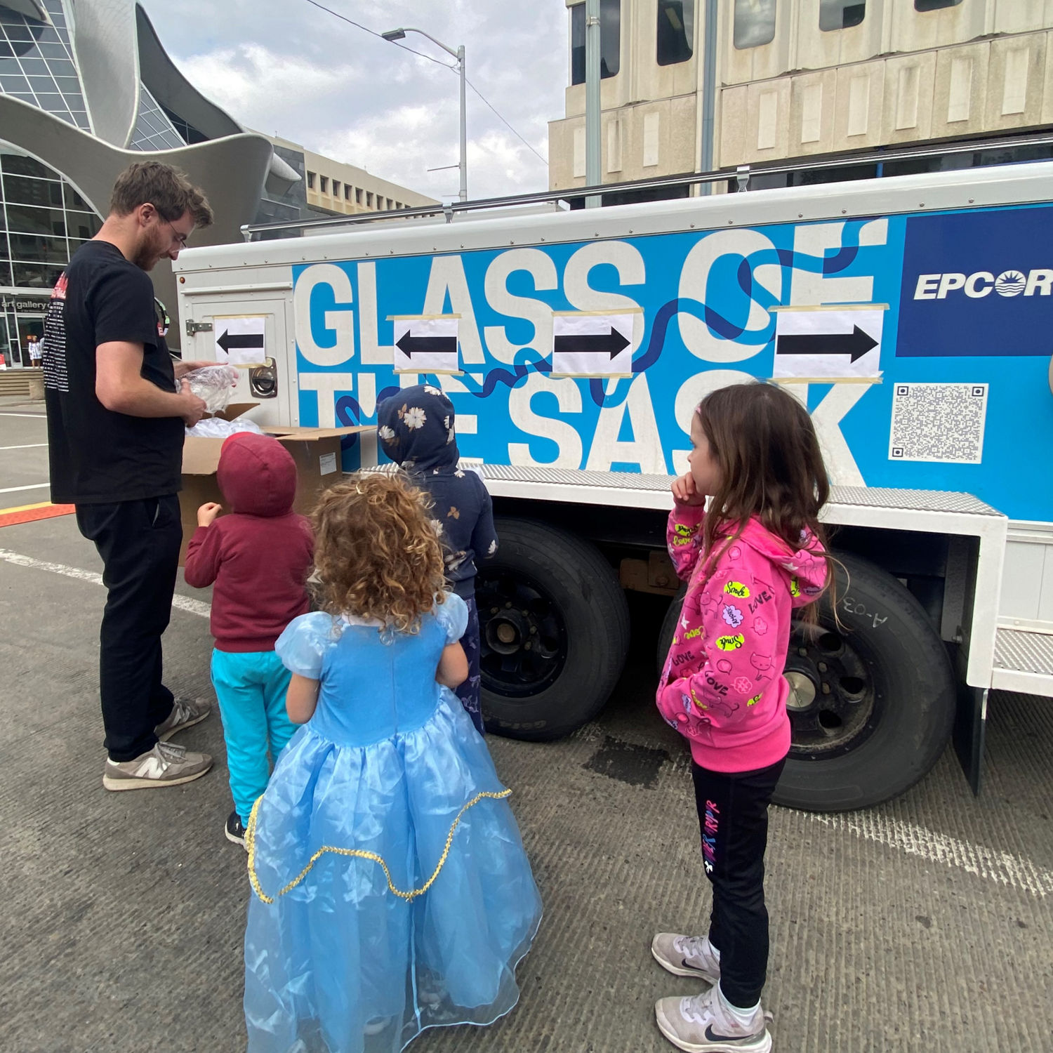 Children visiting EPCOR Glass of the Sask mobile water service van