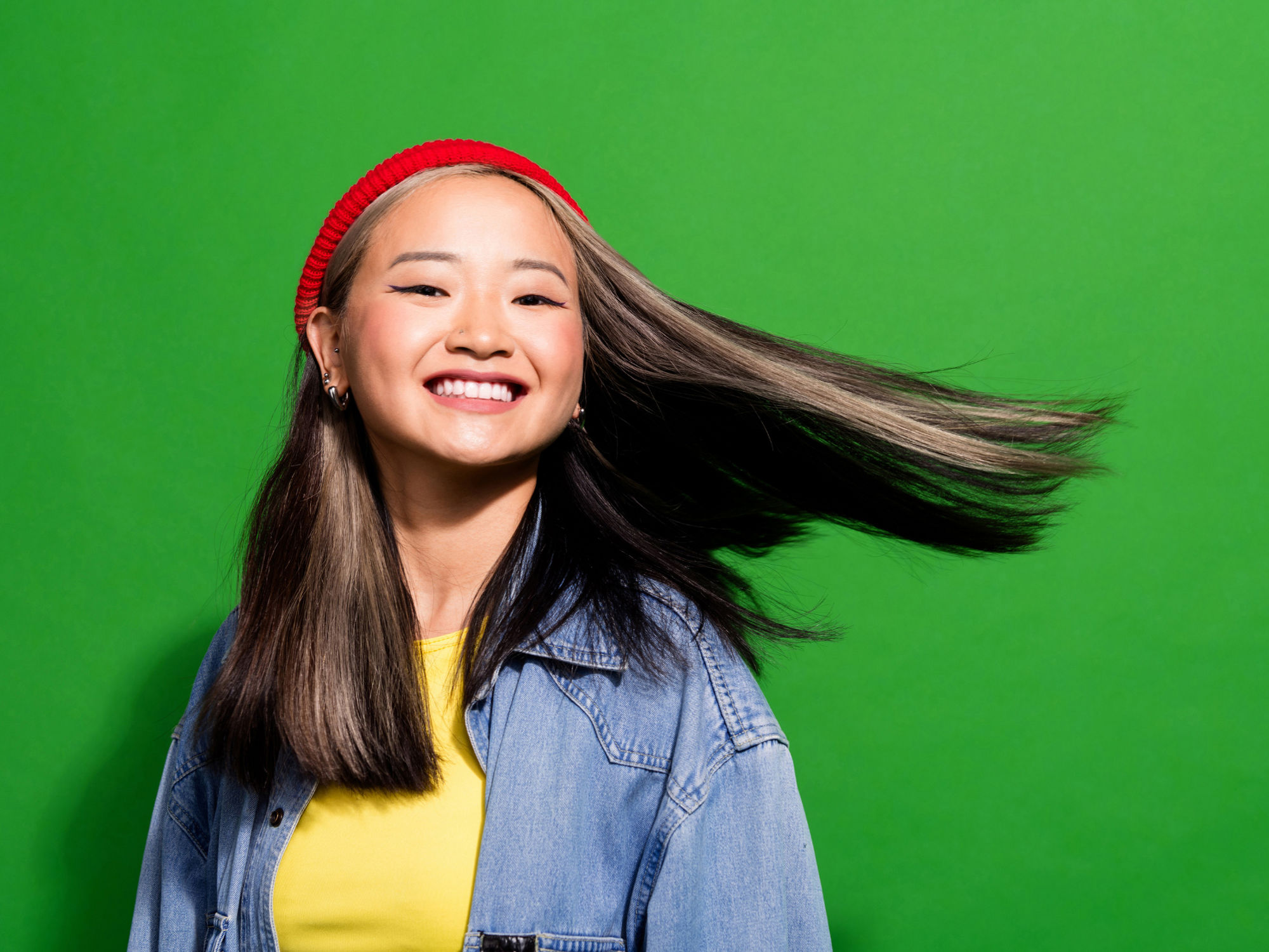 Encor Images  - Girl smiling hair moving - Chirp 