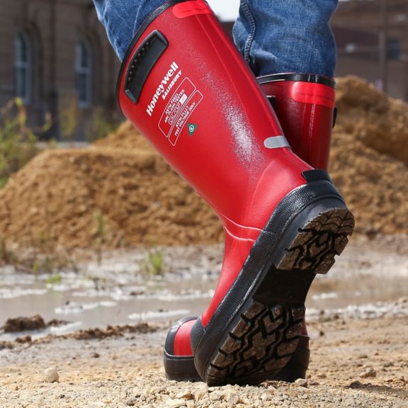 sps-his-electrigrip-boots-walking-on-gravel