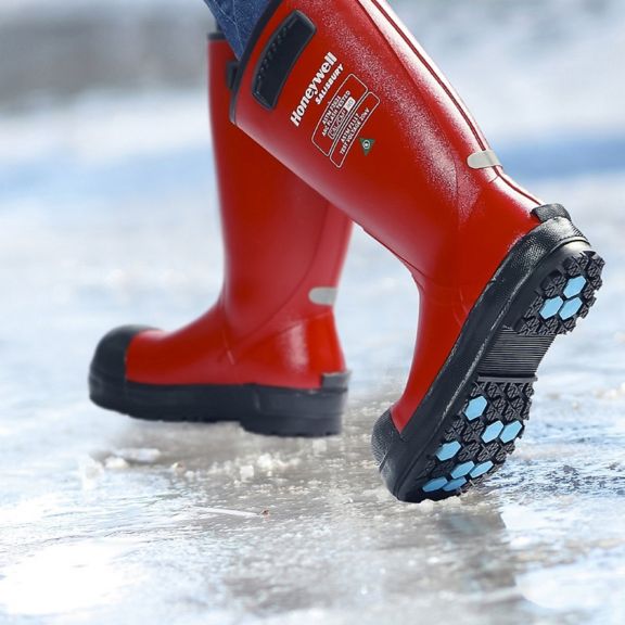 sps-his-electrigrip-thermal-boots-walking-on-ice