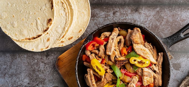 Chicken fajitas with flour tortillas