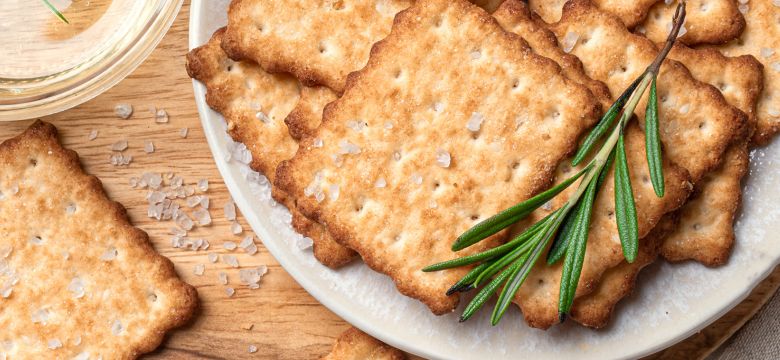 Toasted crackers with springs of rosemary and oil