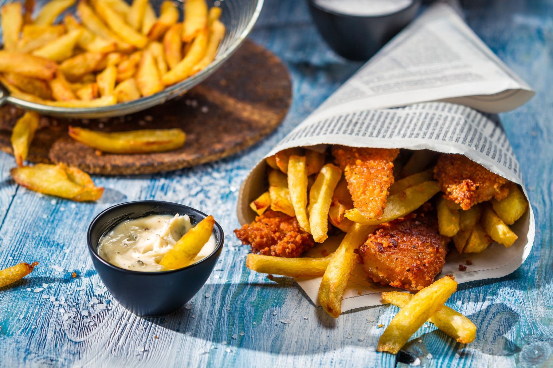 fish and chips with saus