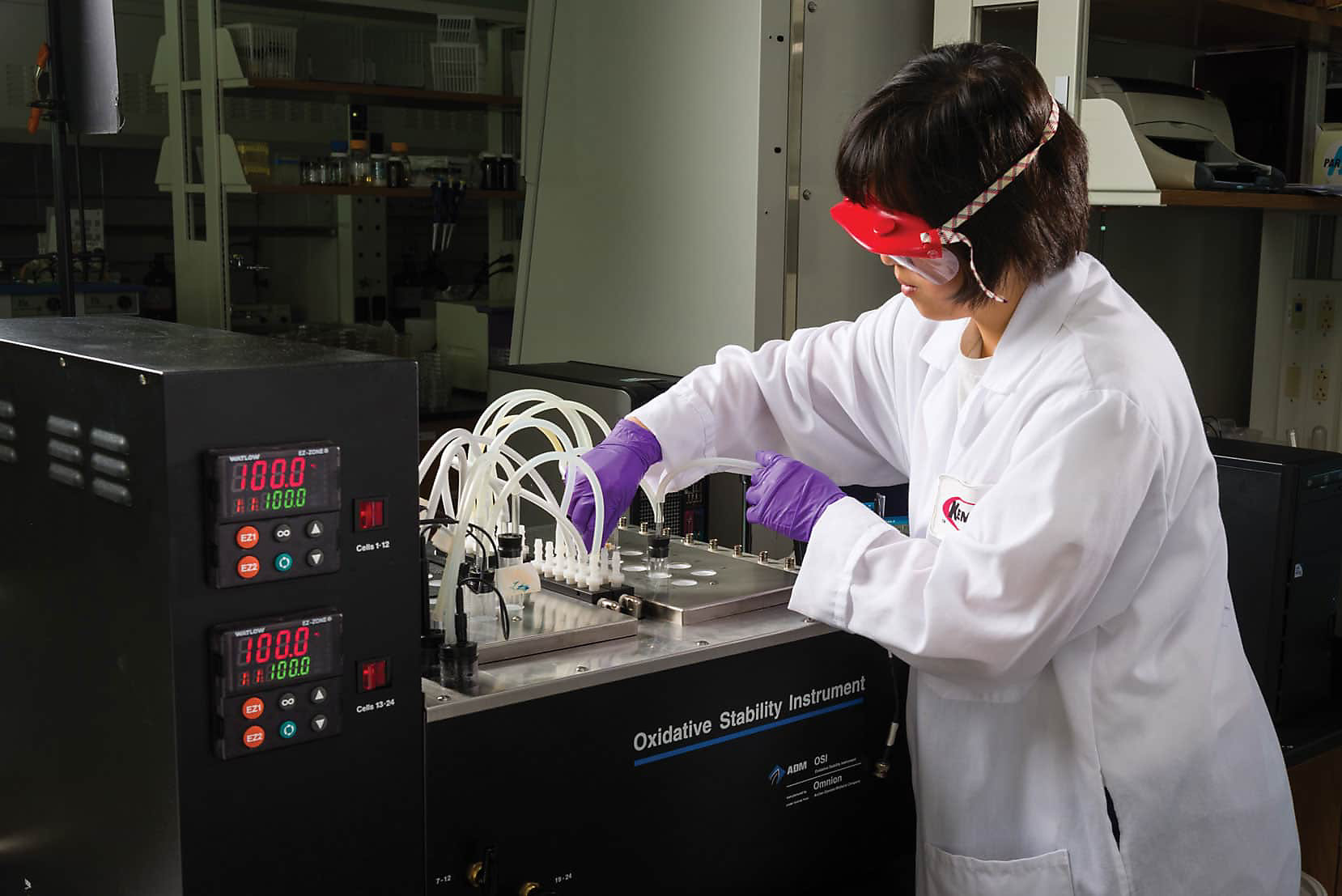 rosamox_tab_3_oil_preservation_marie_performing_an_osi_study_in_kemin_lab