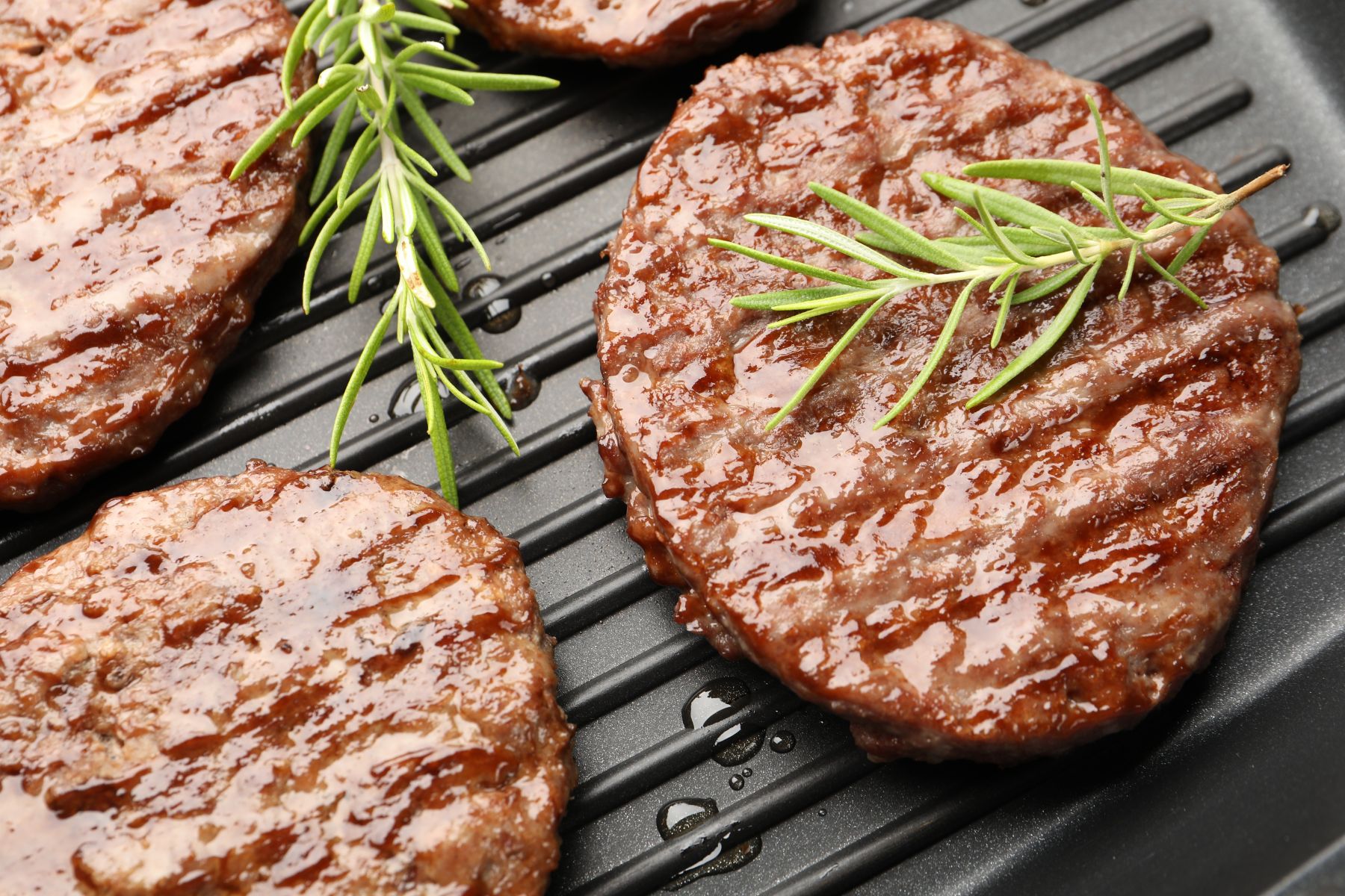 Grilled beef patties with rosemary extract