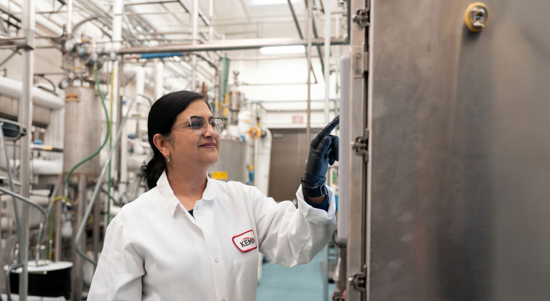 women-in-lab-hero-banner