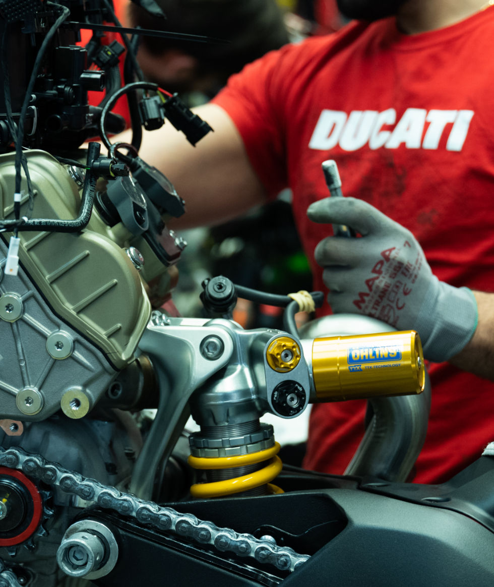 Инженеры Ducati за работой над мотоциклом