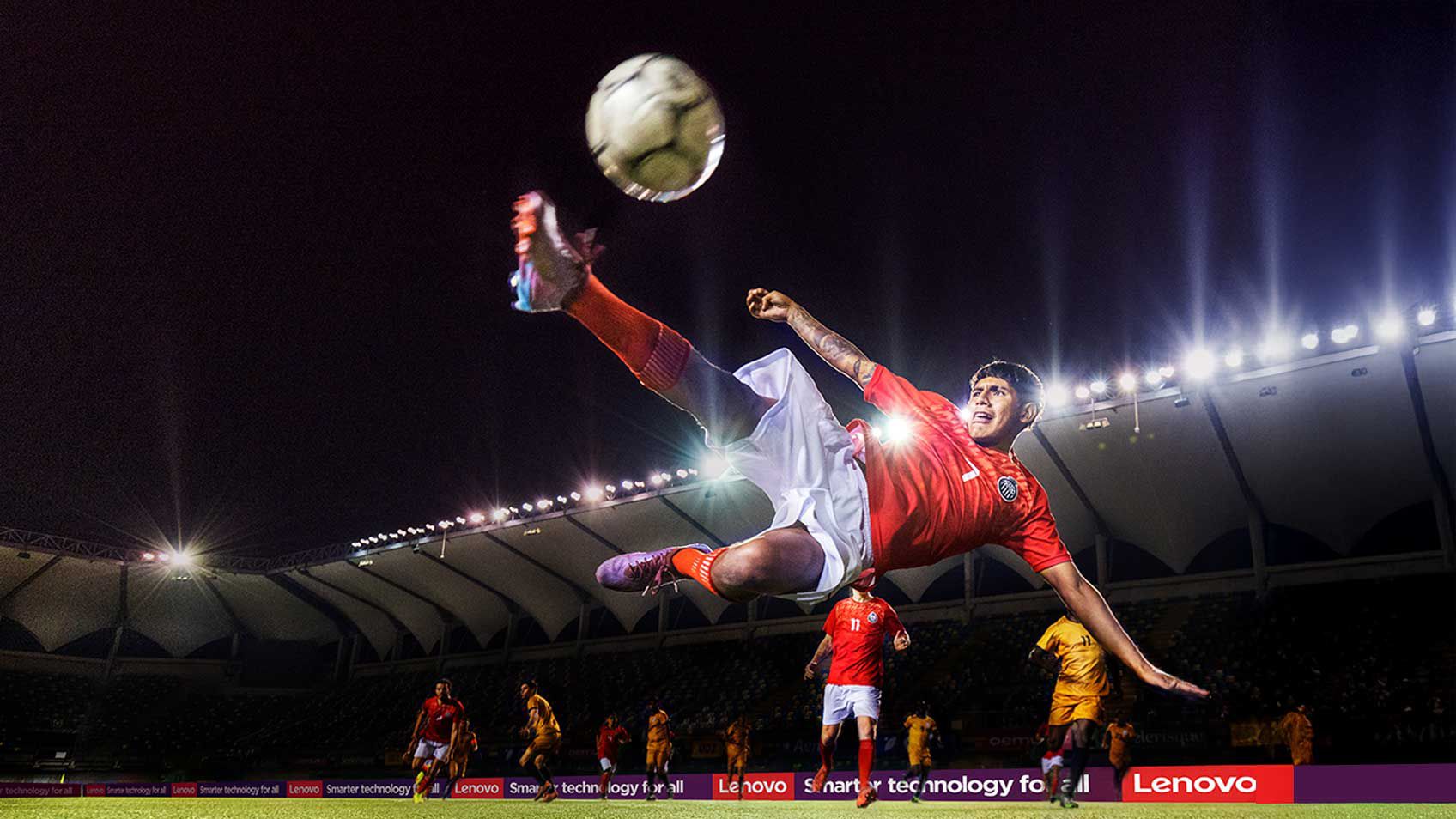 Un joueur de football frappant le ballon en plein vol.