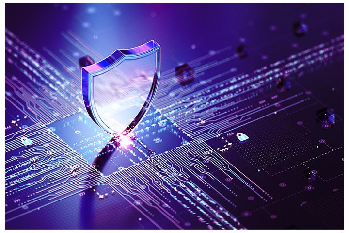 Um escudo transparente no topo de um chip de computador com luz roxa ao redor.