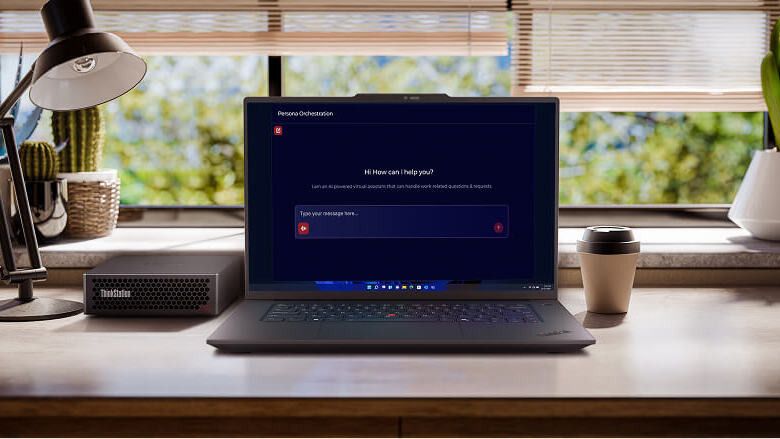  Una laptop instalada en un escritorio junto a una lámpara y una taza de café.