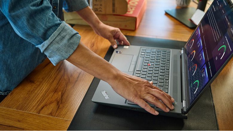 Manos sobre el teclado de una laptop.