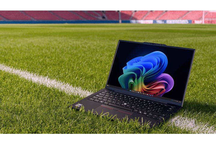 Dispositivos de la edición especial de la FIFA mostrados en el césped.