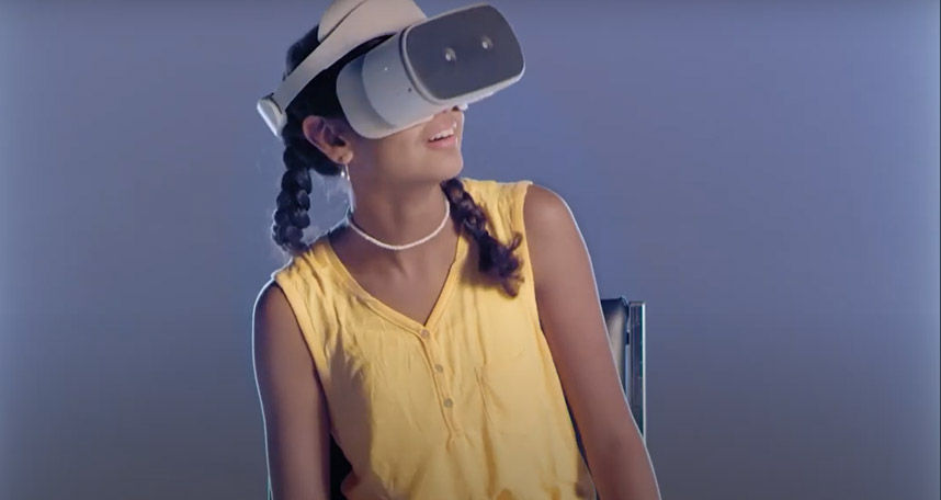 Fille de la fondation Lenovo avec casque de RV