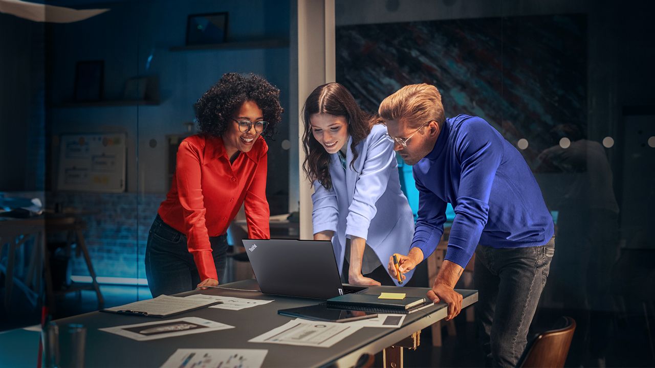Paisaje urbano con luces borrosas debido al movimiento de un automóvil hacia Lenovo Portal.