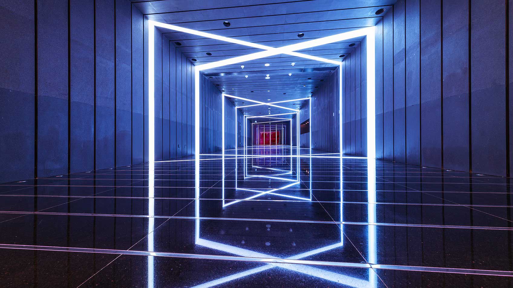 Imagem geométrica abstrata de um corredor escuro com feixes de luz branca estendendo-se até a parte de trás da sala.