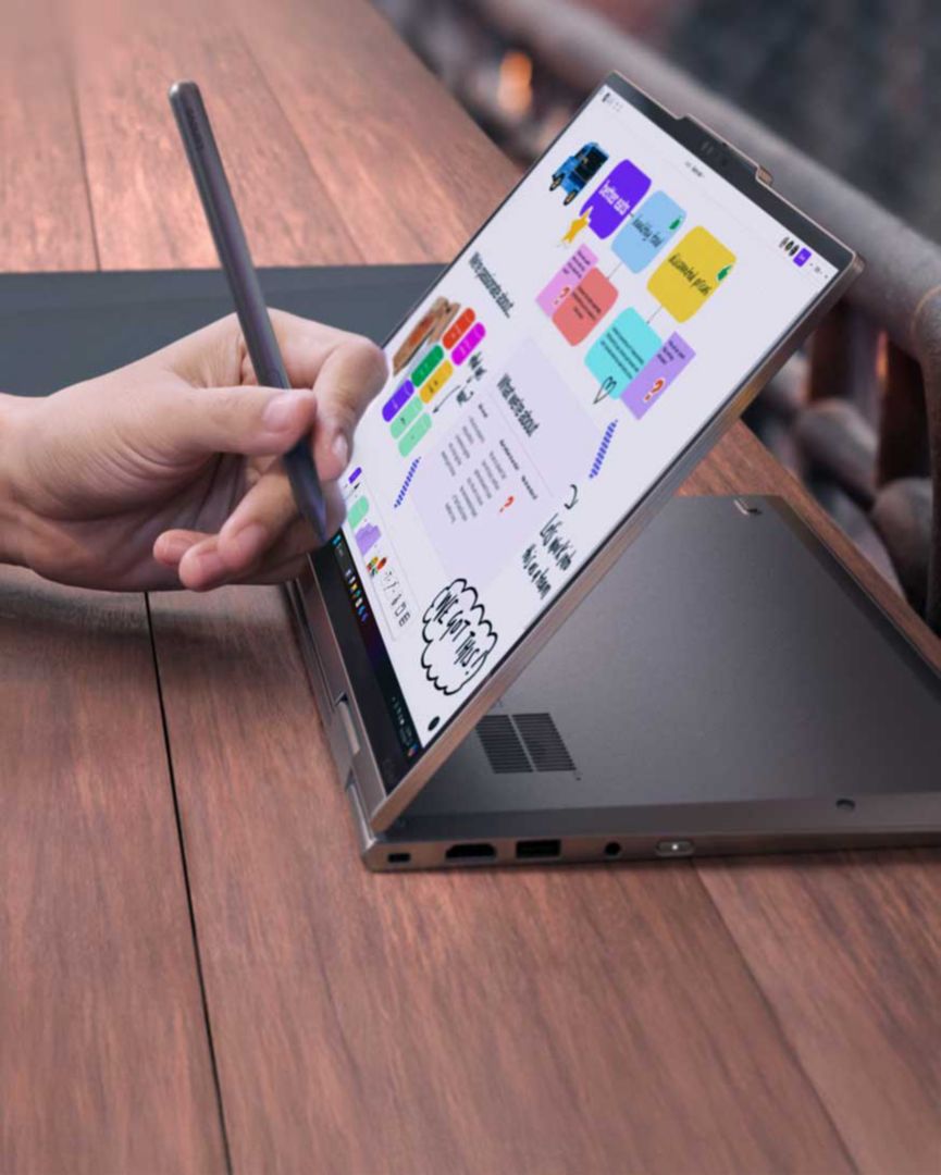 A user writing on a tablet screen with a Stylus pen. 