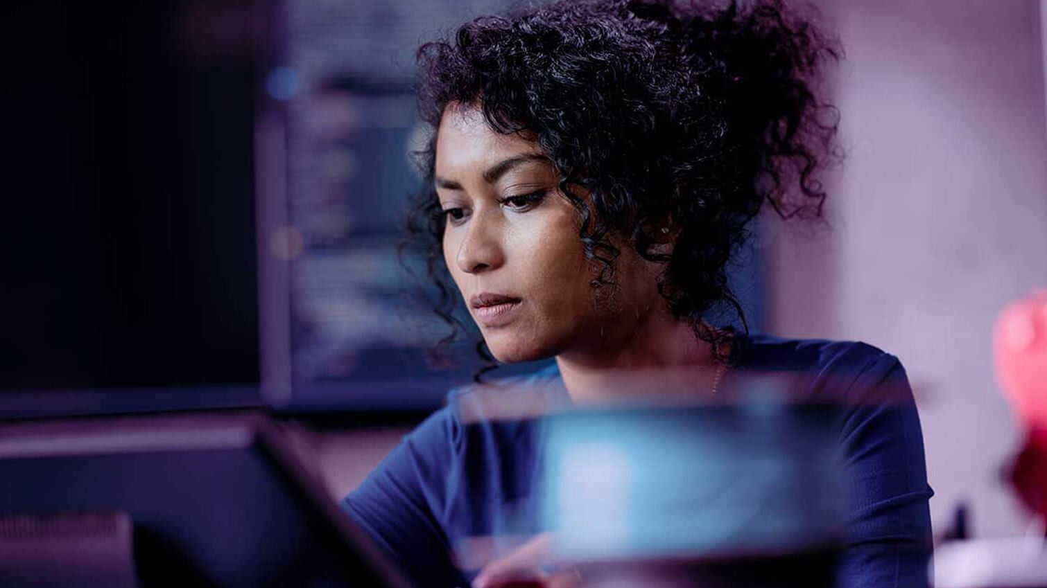 Una mujer trabajando en su laptop.