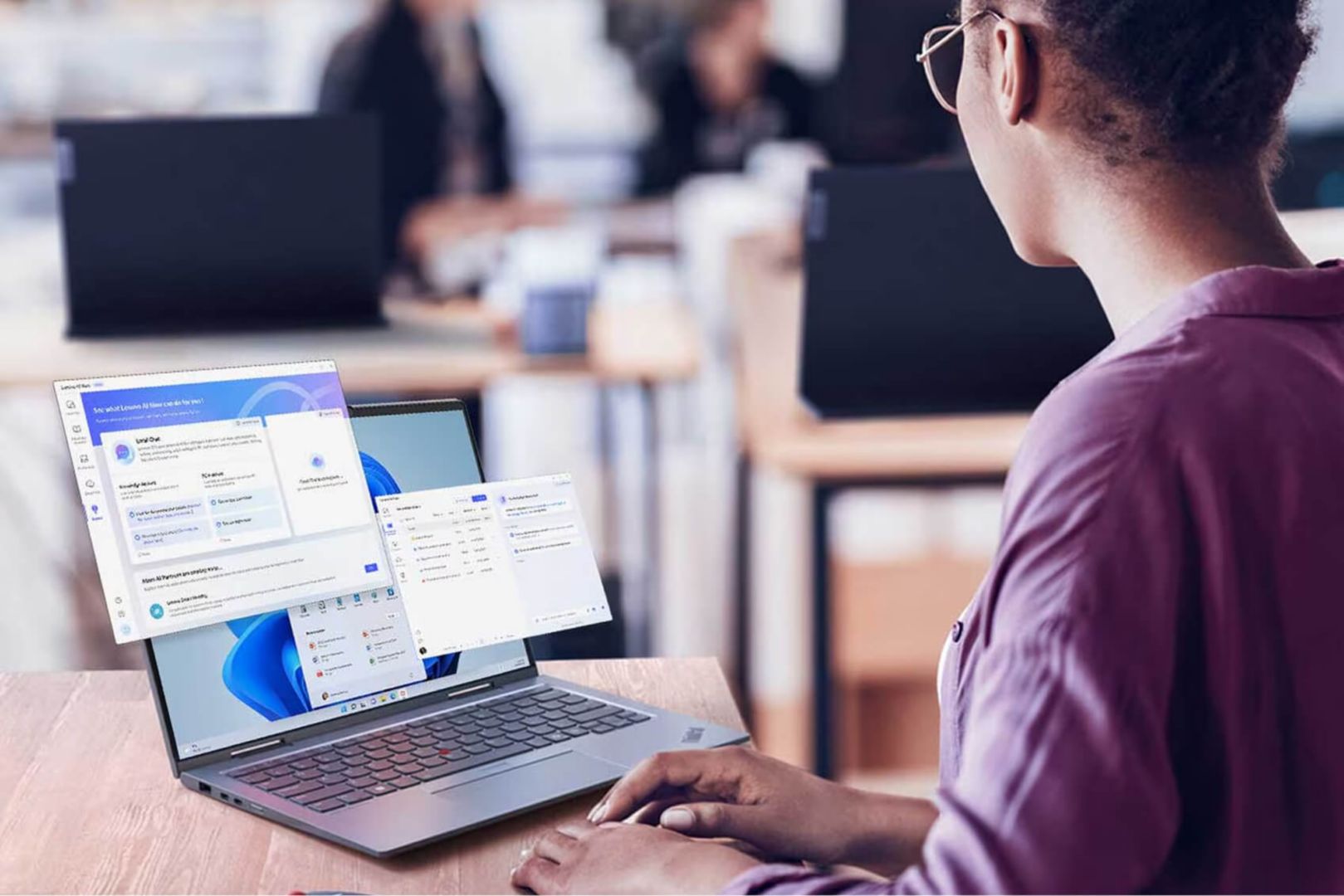 Una mujer escribiendo en su laptop con capturas de pantalla que salen de la pantalla.