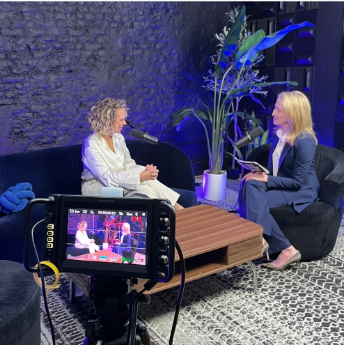 photo of IITM host Heather Stern interviewing the guest Eve Laurier