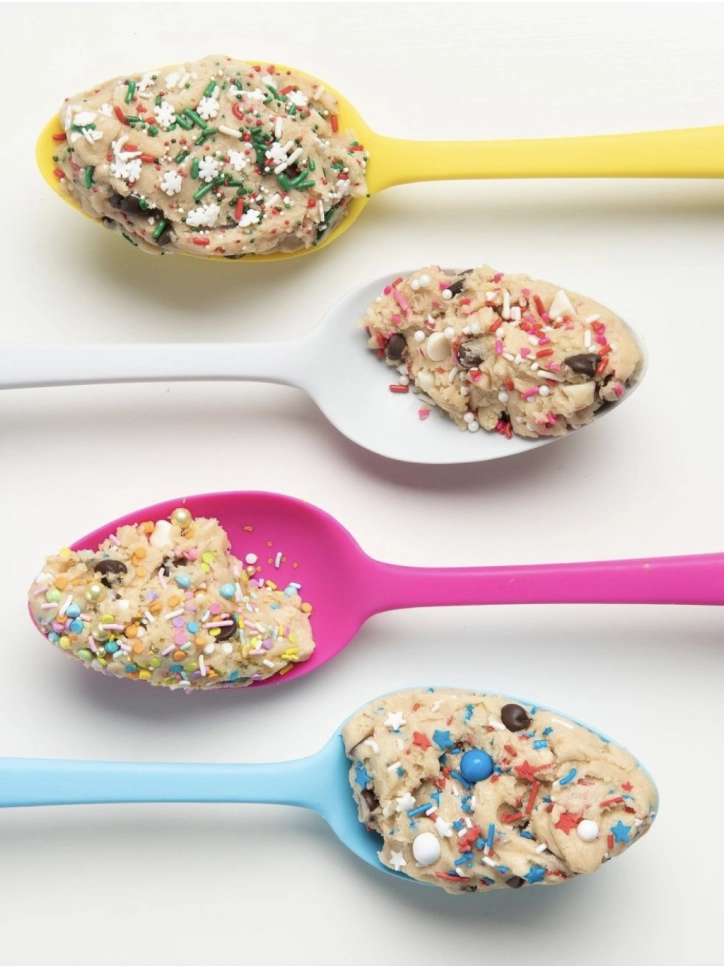 Spoons arranged with cookie do