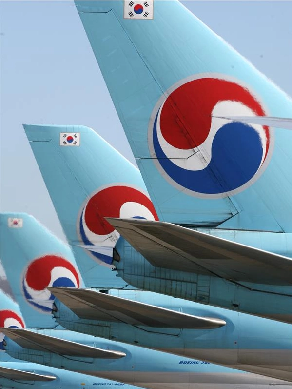 korean air old logo on aircraft