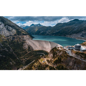 Climate change impacts on low-carbon energy generation: the case of hydropower