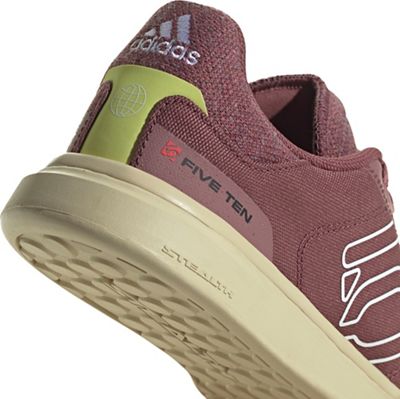Quiet Crimson / Ftwr White / Sandy Beige