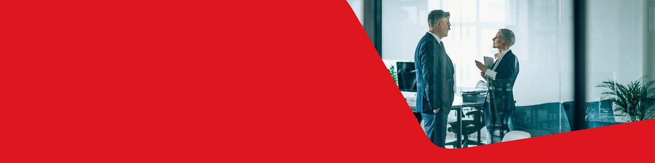 Photo d’une avocate et d’un avocat de Lexstart discutant de l’accompagnement juridique offert à la clientèle de la Banque Nationale 