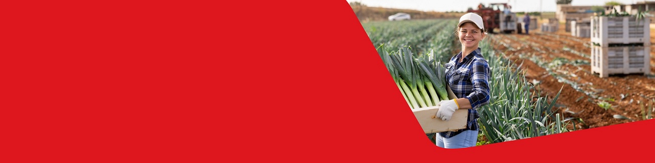 Photo d’une agricultrice, dans son champ, heureuse de pouvoir profiter des solutions pour solutions pour entreprises agroalimentaires de la Banque Nationale