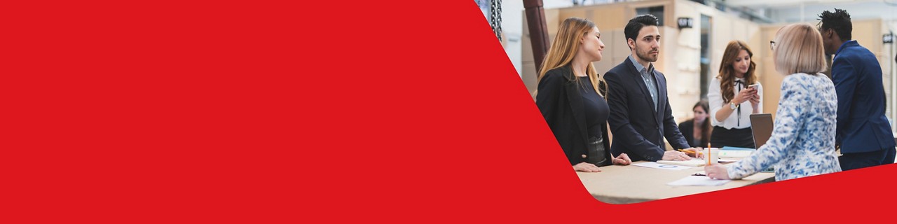 Photo d’un groupe de gestionnaires autour d’une table discutant d’avantages sociaux pour entreprises 