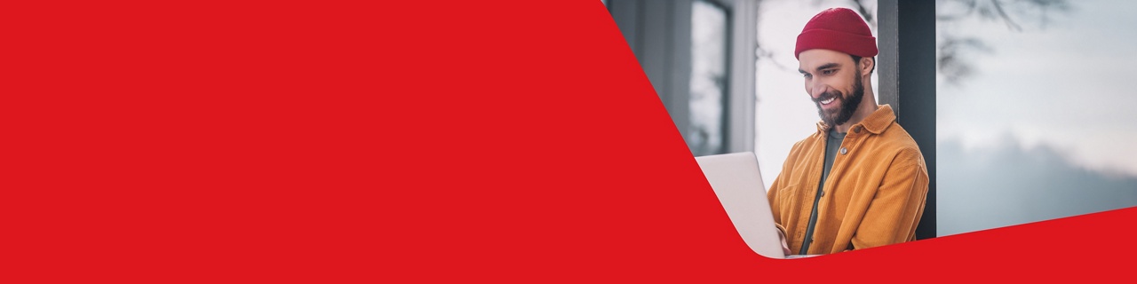 Photo d’un homme consultant sur son ordinateur le bottin de ressources de la Banque Nationale 