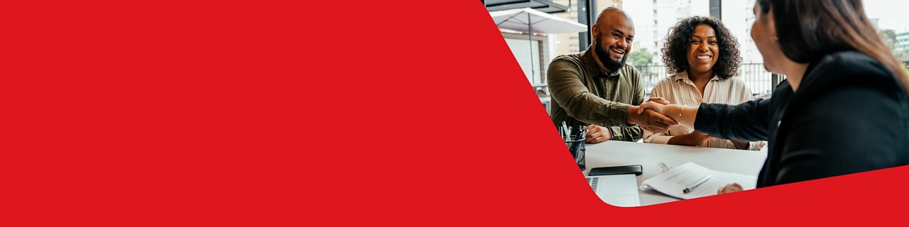 Photo d’un couple serrant la main d’une conseillère des bureaux de représentation à l’international de la Banque Nationale